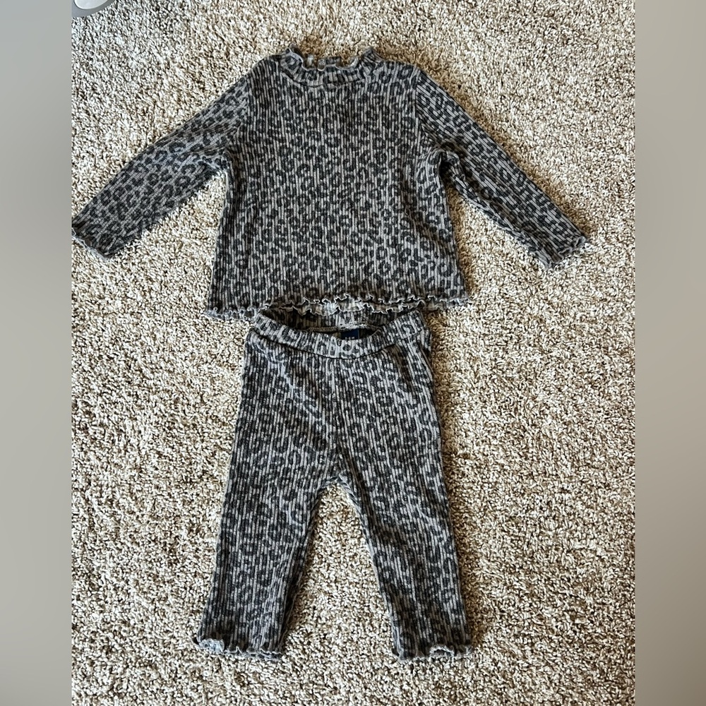 Old Navy Baby Girl Gray Leopard Print outfit long sleeve top and bottom 3-6 m